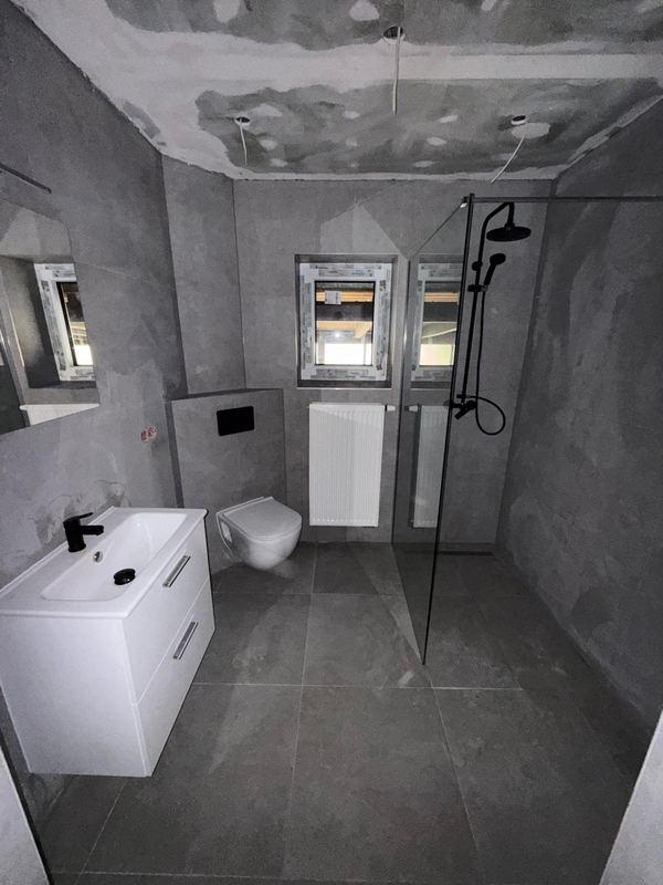Badezimmer nach der Sanierung — Fliesen und Bodenbelag