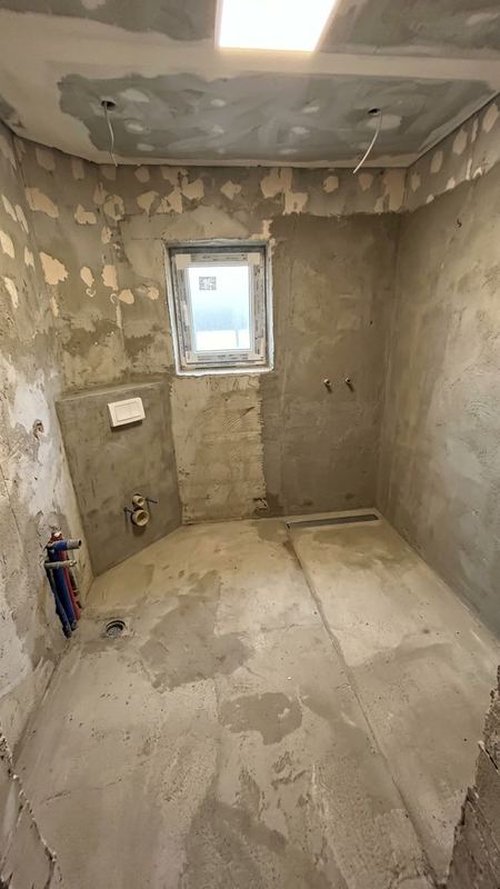 Badezimmer im Rohzustand vor der Sanierung