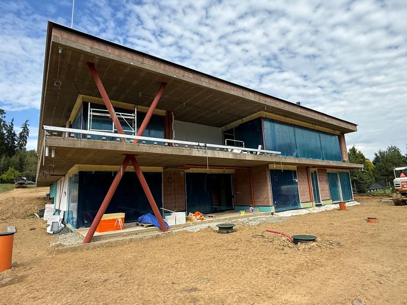 Einfamilienhaus mit Stahlstützen während der Fassadenarbeiten